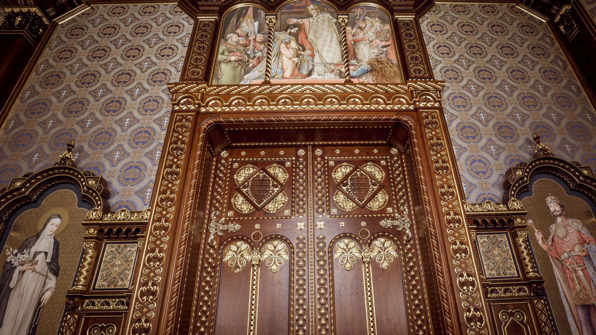 A Szent István-terem két bejárati ajtaja felett is festmények láthatóak