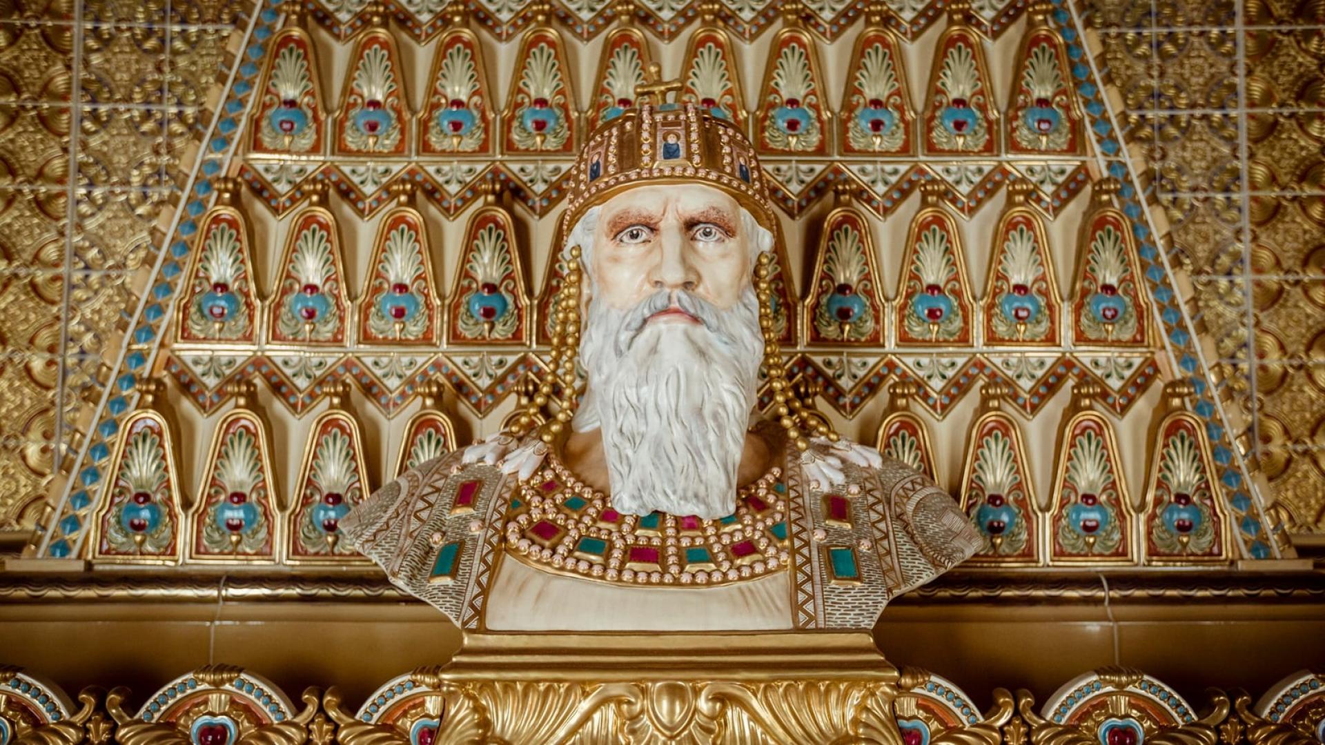A Szent István-teremben a Zsolnay-kandallón lévő királyi mellszobor Strobl Alajos alkotása