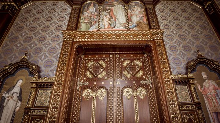 A Szent István-terem két bejárati ajtaja felett is festmények láthatóak